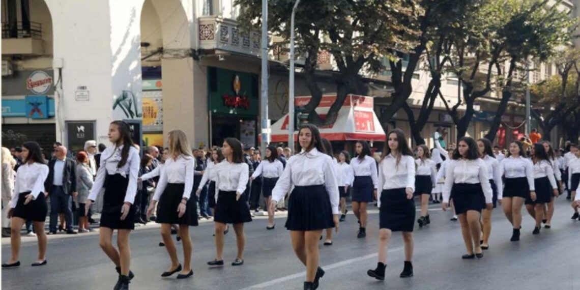 Κορωνοϊός: Παρελάσεις με μάσκα παντού – Αύξηση 28% του επιδημιολογικού φορτίου στη χώρα