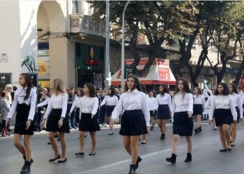 Κορωνοϊός: Παρελάσεις με μάσκα παντού – Αύξηση 28% του επιδημιολογικού φορτίου στη χώρα