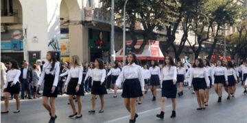 Κορωνοϊός: Παρελάσεις με μάσκα παντού – Αύξηση 28% του επιδημιολογικού φορτίου στη χώρα