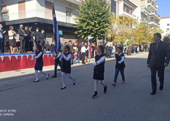 Ακόμα ένα υγειονομικό “ΟΧΙ” στην Πτολεμαΐδα . ΜΟΝΟ με Σημαιοφόρους και Παραστάτες… η παρέλαση! Φώτο-Βίντεο (της Κούλας Πουλασιχίδου)