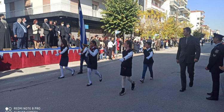 Ακόμα ένα υγειονομικό “ΟΧΙ” στην Πτολεμαΐδα . ΜΟΝΟ με Σημαιοφόρους και Παραστάτες… η παρέλαση! Φώτο-Βίντεο (της Κούλας Πουλασιχίδου)