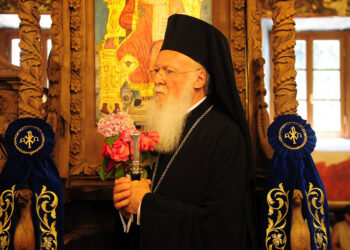 30 χρόνια στον Οικουμενικό Πατριαρχικό Θρόνο Κωνσταντινουπόλεως – Νέας Ρώμης συμπλήρωσε (22-10-2021) ο Οικουμενικός Πατριάρχης κ. Βαρθολομαίος. – Φιλώ το χέρι του.  του παπαδάσκαλου Κωνσταντίνου Ι. Κώστα