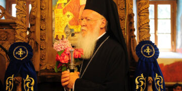 30 χρόνια στον Οικουμενικό Πατριαρχικό Θρόνο Κωνσταντινουπόλεως – Νέας Ρώμης συμπλήρωσε (22-10-2021) ο Οικουμενικός Πατριάρχης κ. Βαρθολομαίος. – Φιλώ το χέρι του.  του παπαδάσκαλου Κωνσταντίνου Ι. Κώστα