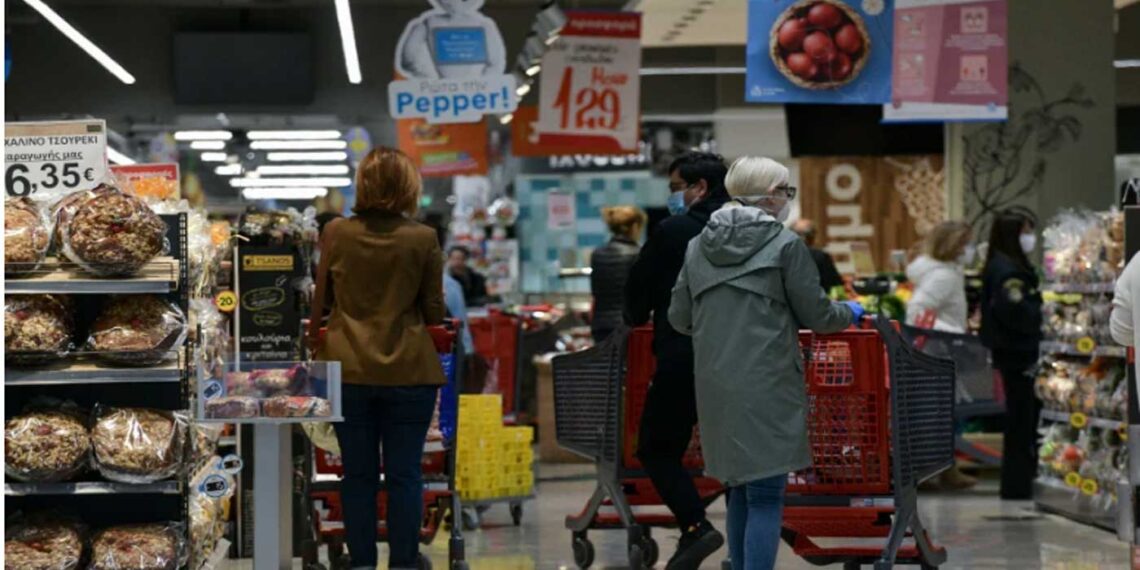 «Συναγερμός» στην κυβέρνηση: Χτίζει τείχος προστασίας για το «τσουνάμι» της ακρίβειας