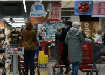 «Συναγερμός» στην κυβέρνηση: Χτίζει τείχος προστασίας για το «τσουνάμι» της ακρίβειας