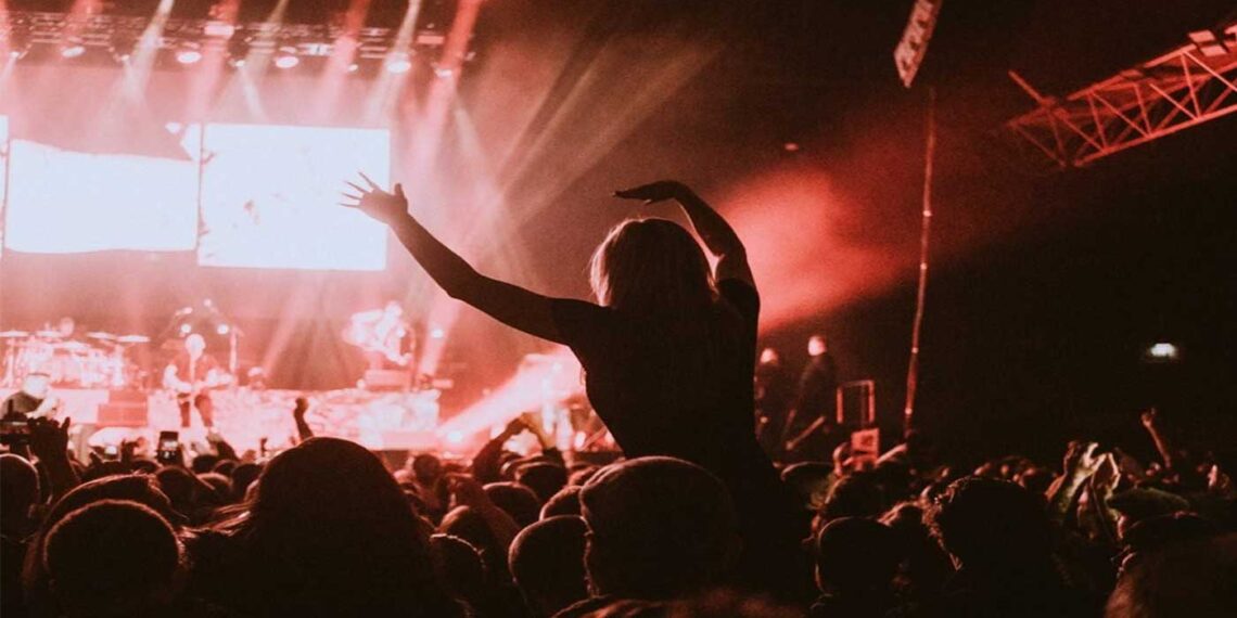 Νέα μέτρα για τις «κόκκινες» περιοχές; Στο τραπέζι η απαγόρευση των συναυλιών – Γιατί οδεύουν σε lockdown σε Σέρρες