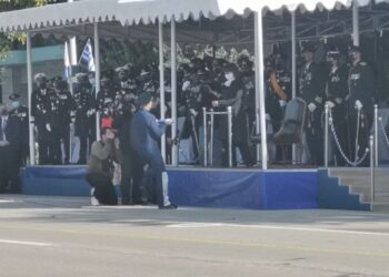 28η Οκτωβρίου: Η εντυπωσιακή ελεύθερη πτώση των αλεξιπτωτιστών με την ελληνική σημαία