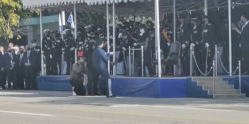 28η Οκτωβρίου: Η εντυπωσιακή ελεύθερη πτώση των αλεξιπτωτιστών με την ελληνική σημαία