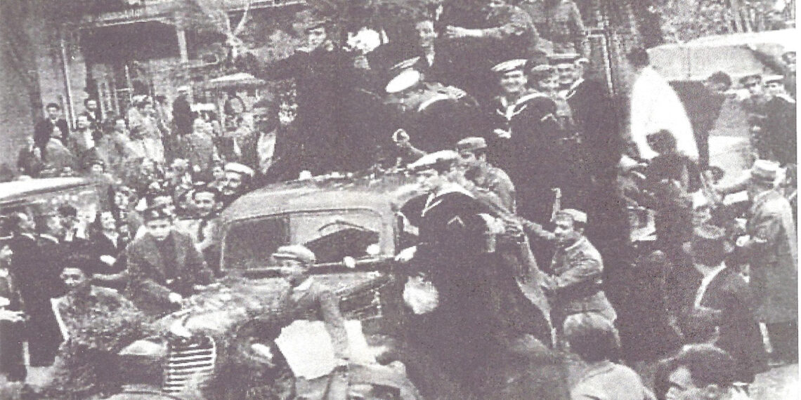 Ο λαός, από ότι δείχνει η φώτο μας, με ικανοποίηση δέχτηκε την απάντηση της Ηγεσίας του για τον πόλεμο και έσπευσε στο μέτωπο -Από την στήλη του Γ. Καζαντζή στον Παλμό της Τετάρτης 27/10