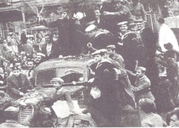 Ο λαός, από ότι δείχνει η φώτο μας, με ικανοποίηση δέχτηκε την απάντηση της Ηγεσίας του για τον πόλεμο και έσπευσε στο μέτωπο -Από την στήλη του Γ. Καζαντζή στον Παλμό της Τετάρτης 27/10