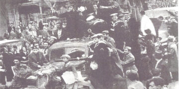 Ο λαός, από ότι δείχνει η φώτο μας, με ικανοποίηση δέχτηκε την απάντηση της Ηγεσίας του για τον πόλεμο και έσπευσε στο μέτωπο -Από την στήλη του Γ. Καζαντζή στον Παλμό της Τετάρτης 27/10