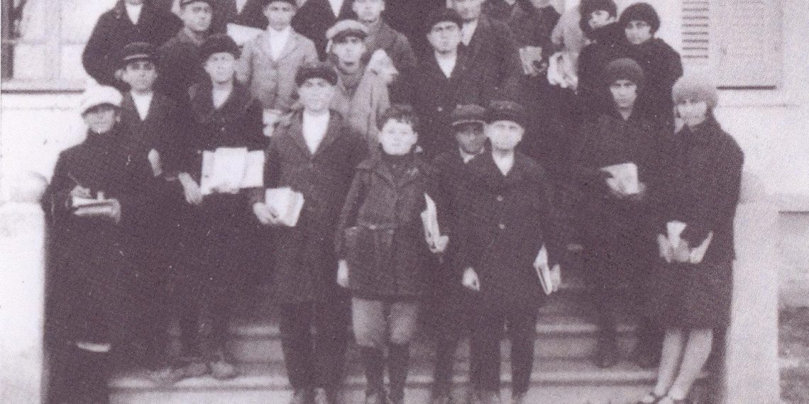 Τα πρώτα προσφυγόπουλα, από τις αξέχαστες Πατρίδες, αποτελούν τους μαθητές της 1ης τάξης του ημιγυμνάσιου Καϊλαρίων-Πτολεμαϊδος το 1927-1928.-Από την στήλη του Γ. Καζαντζή στον Παλμό της Τετάρτης 24/11