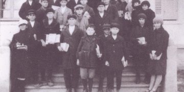 Τα πρώτα προσφυγόπουλα, από τις αξέχαστες Πατρίδες, αποτελούν τους μαθητές της 1ης  τάξης του ημιγυμνάσιου Καϊλαρίων-Πτολεμαϊδος το 1927-1928.-Από την στήλη του Γ. Καζαντζή στον Παλμό της Τετάρτης 24/11