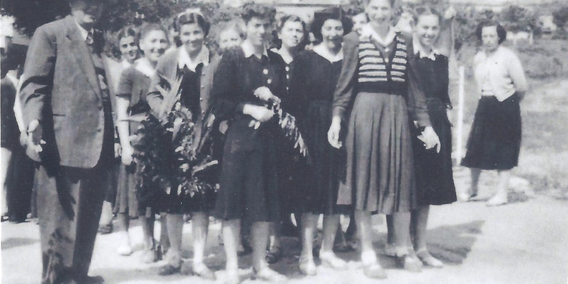 Τα πρώτα προσφυγόπουλα, από τις αξέχαστες Πατρίδες, αποτελούν τους μαθητές της 1ης  τάξης του ημιγυμνάσιου Καϊλαρίων-Πτολεμαϊδος το 1927-1928.-Από την στήλη του Γ. Καζαντζή στον Παλμό της Τετάρτης 24/11