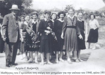 Τα πρώτα προσφυγόπουλα, από τις αξέχαστες Πατρίδες, αποτελούν τους μαθητές της 1ης  τάξης του ημιγυμνάσιου Καϊλαρίων-Πτολεμαϊδος το 1927-1928.-Από την στήλη του Γ. Καζαντζή στον Παλμό της Τετάρτης 24/11