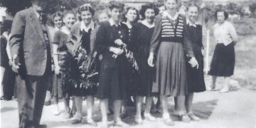 Τα πρώτα προσφυγόπουλα, από τις αξέχαστες Πατρίδες, αποτελούν τους μαθητές της 1ης  τάξης του ημιγυμνάσιου Καϊλαρίων-Πτολεμαϊδος το 1927-1928.-Από την στήλη του Γ. Καζαντζή στον Παλμό της Τετάρτης 24/11