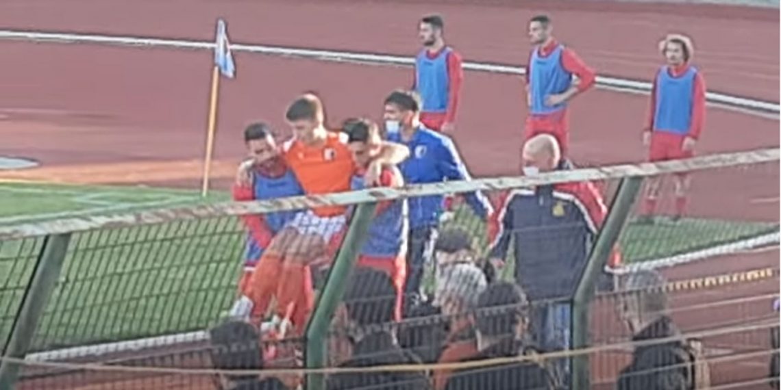 Η πιο όμορφη στιγμή στο ντέρμπι της Κοζάνης- Αναπληρωματικοί της Κοζάνης κουβαλάνε τραυματία παίκτη της ΑΕΠ