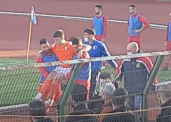 Η πιο όμορφη στιγμή στο ντέρμπι της Κοζάνης- Αναπληρωματικοί της Κοζάνης κουβαλάνε τραυματία παίκτη της ΑΕΠ