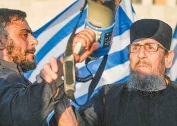 Εκκλησία και πανδημία: Οι ιεράρχες και τα μοναστήρια που… ευλογούν τους «ψεκ»