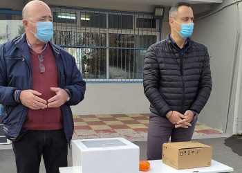 Ο Σύλλογος Γονέων και Κηδεμόνων του 5ου Δημ. Πτολεμαΐδας παρέδωσε στο σχολείο έναν απινιδωτή