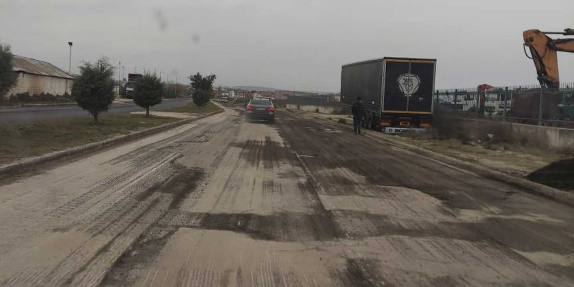 Εργασίες ασφαλτόστρωσης στον περιφερειακό δρόμο της Πτολεμαΐδας