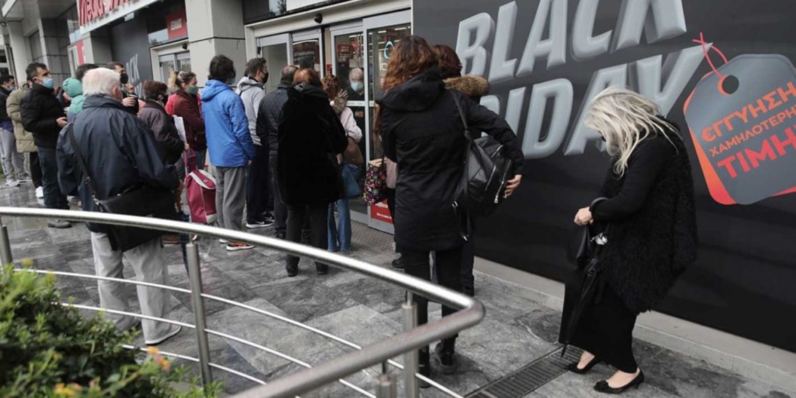 Black Friday: Ουρές λόγω κορωνοϊού έξω από τα καταστήματα – Λιγοστός κόσμος λόγω κακοκαιρίας