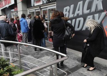 Black Friday: Ουρές λόγω κορωνοϊού έξω από τα καταστήματα – Λιγοστός κόσμος λόγω κακοκαιρίας