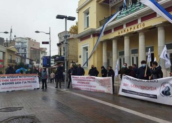 Διαμαρτυρία εργαζομένων της ΔΕΗ στην κεντρική πλατεία – Καταγγέλλουν πως δεν τους επιτράπηκε η προσέγγιση στο χώρο, την απουσία κόσμου από τη συγκέντρωση στη ΖΕΠ, τη στάση εστίασης/μαγαζιών -VIDEO