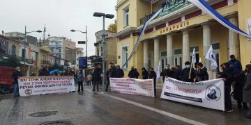 Διαμαρτυρία εργαζομένων της ΔΕΗ στην κεντρική πλατεία – Καταγγέλλουν πως δεν τους επιτράπηκε η προσέγγιση στο χώρο, την απουσία κόσμου από τη συγκέντρωση στη ΖΕΠ, τη στάση εστίασης/μαγαζιών -VIDEO