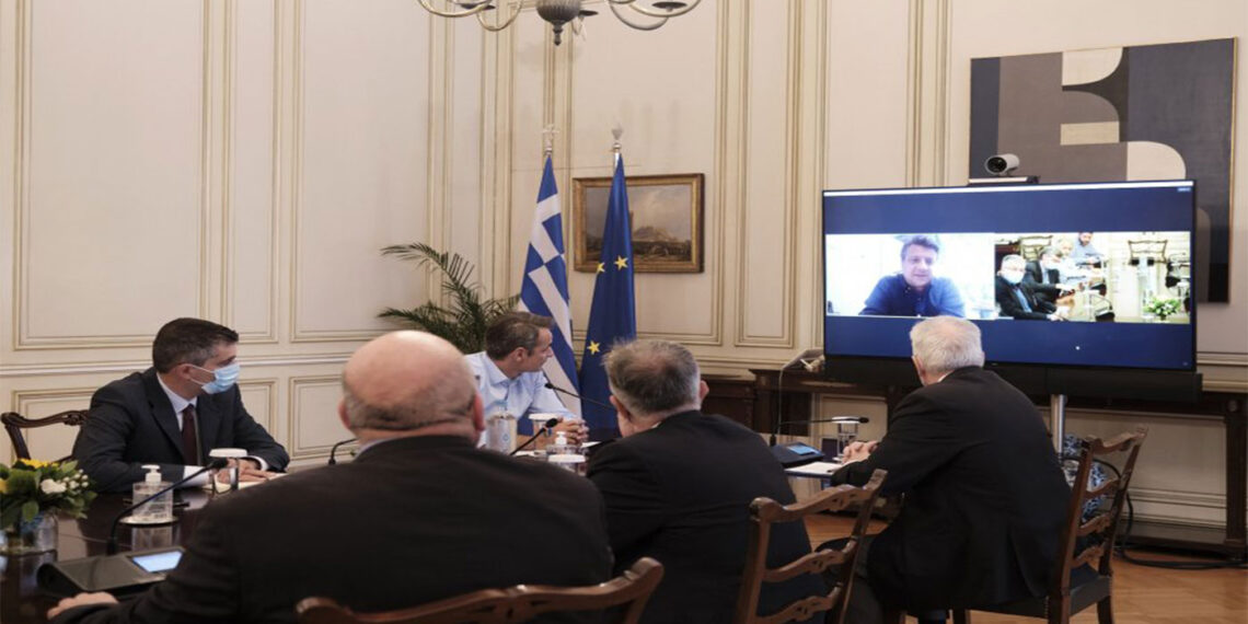 Έκτακτη σύσκεψη στο Μαξίμου με παρόντα τον Τσιόδρα – Θα ξεπεράσουν τα 5.000 σήμερα τα κρούσματα