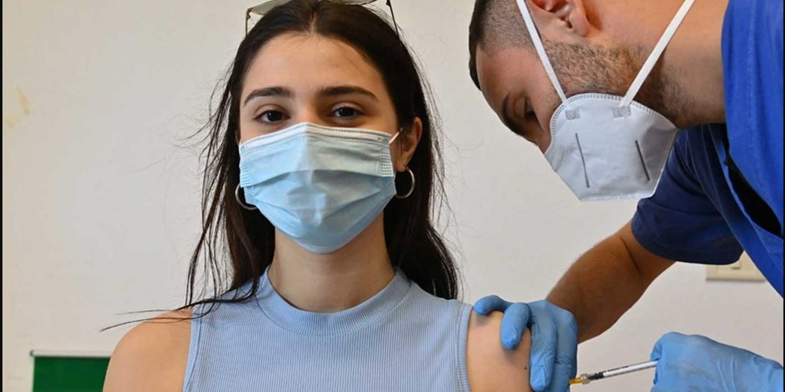 Κορωνοϊός: Τρίτη δόση εμβολίου και πριν το εξάμηνο – Γιατί οι ειδικοί ανοίγουν νωρίτερα την πλατφόρμα