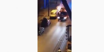 Φωτιά σε σταθμευμένο όχημα στην Πτολεμαΐδα εντόπισε ασθενοφόρο του ΕΚΑΒ και επενέβη με πυροσβεστήρες-Άμεση επέμβαση της Πυροσβεστικής-VIDEO