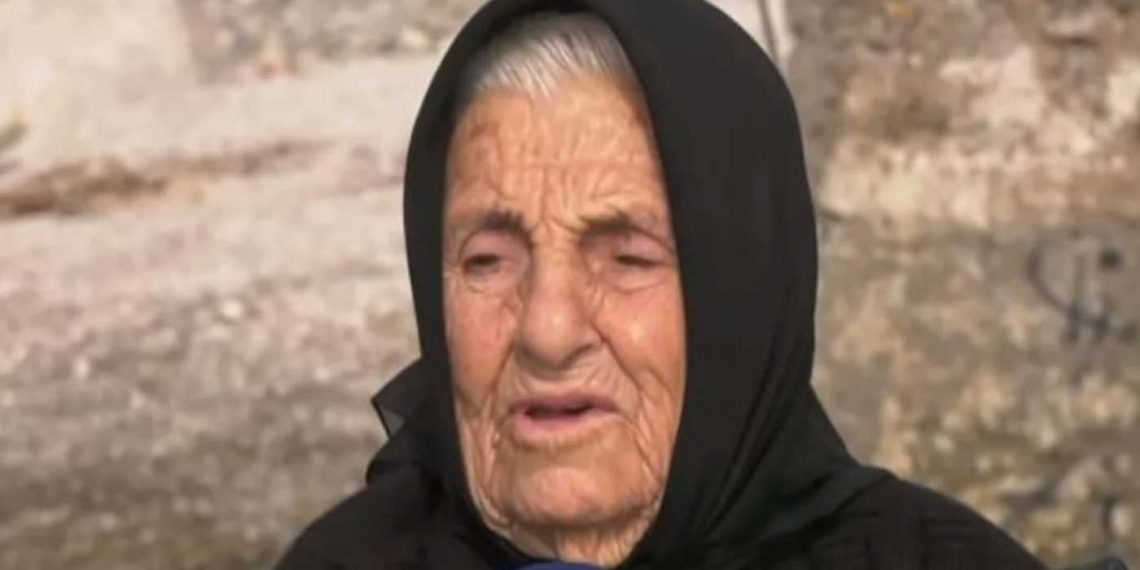 Γιαγιά 100 ετών έκανε την τρίτη δόση του εμβολίου και στέλνει το δικό της μήνυμα – “Το έκανα για να μην φύγω μια ώρα αρχύτερα”