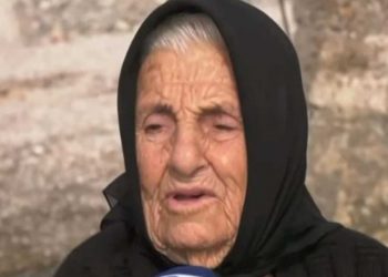 Γιαγιά 100 ετών έκανε την τρίτη δόση του εμβολίου και στέλνει το δικό της μήνυμα – “Το έκανα για να μην φύγω μια ώρα αρχύτερα”