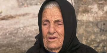 Γιαγιά 100 ετών έκανε την τρίτη δόση του εμβολίου και στέλνει το δικό της μήνυμα – “Το έκανα για να μην φύγω μια ώρα αρχύτερα”