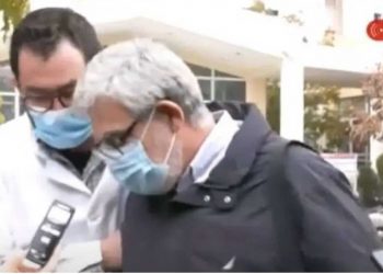 «Κατέρρευσε» μπροστά στις κάμερες ο διευθυντής της κλινικής Covid του Γενικού Νοσοκομείου στη Λάρισα