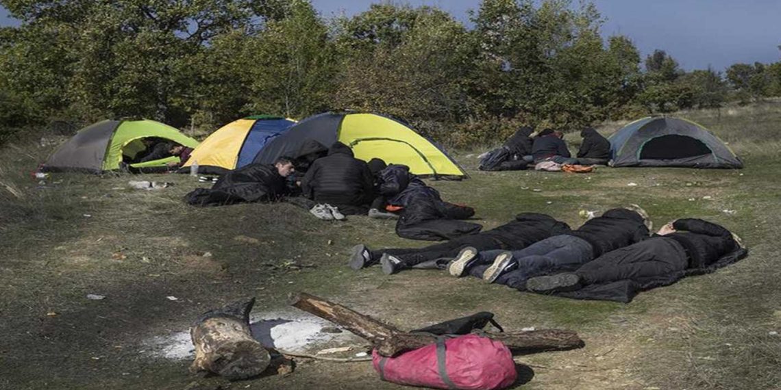 Ιεροπηγή Καστοριάς: Εγκλωβισμένοι στην νεκρή ζώνη Ελλάδας-Αλβανίας δεκάδες πρόσφυγες και μετανάστες