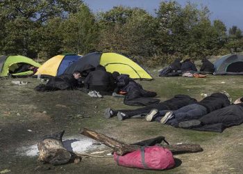 Ιεροπηγή Καστοριάς: Εγκλωβισμένοι στην νεκρή ζώνη Ελλάδας-Αλβανίας δεκάδες πρόσφυγες και μετανάστες