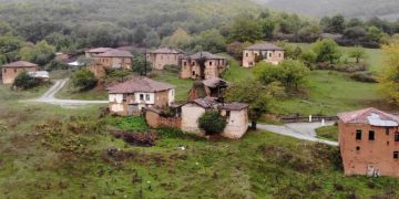 Καστοριά: Ταξίδι με drone στο χωριό που ερήμωσε στον εμφύλιο και έμεινε έτσι μέχρι σήμερα