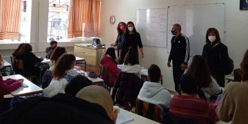 Η Νίκη Κεραμέως σε σχολεία του Ν. Φλώρινας – Ενημερώθηκε για καινοτόμα προγράμματα και έπαιξε βόλεϊ