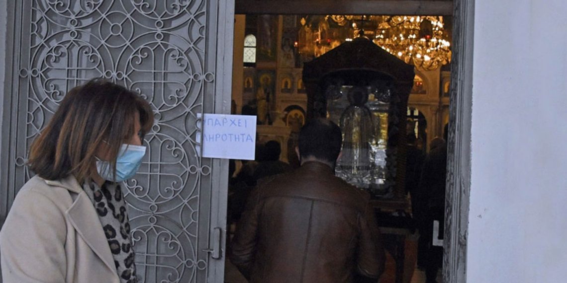 Κορωνοϊός: Προβληματισμός στην Εκκλησία για τους ελέγχους – Εξετάζουν πρόσληψη εταιριών σεκιούριτι και μανουάλια έξω