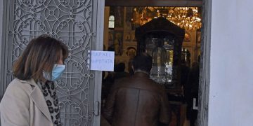 Κορωνοϊός: Προβληματισμός στην Εκκλησία για τους ελέγχους – Εξετάζουν πρόσληψη εταιριών σεκιούριτι και μανουάλια έξω