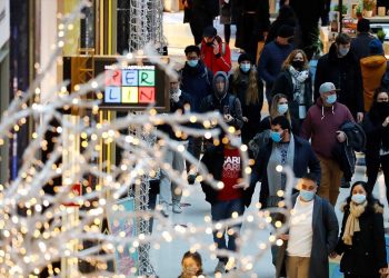 Πώς θα γιορτάσουν φέτος Χριστούγεννα και Πρωτοχρονιά εμβολιασμένοι και ανεμβολίαστοι