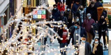 Πώς θα γιορτάσουν φέτος Χριστούγεννα και Πρωτοχρονιά εμβολιασμένοι και ανεμβολίαστοι