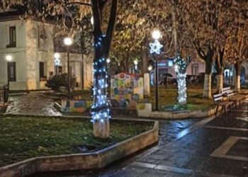 Σαν τα μανιτάρια “φυτρώνουν” τα φωτεινά χριστουγεννιάτικα δεντράκια “ντύνοντας” στα γιορτινά την Πόλη της Πτολεμαΐδας! (της Κούλας Πουλασιχίδου)