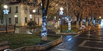 Σαν τα μανιτάρια “φυτρώνουν” τα φωτεινά χριστουγεννιάτικα δεντράκια “ντύνοντας” στα γιορτινά την Πόλη της Πτολεμαΐδας! (της Κούλας Πουλασιχίδου)