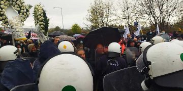 Ένταση- μικροσυμπλοκές και χημικά μεταξύ Αστυνομίας και διαδηλωτών (φώτο-Βίντεο)