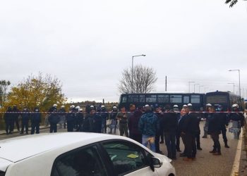 Φρούριο η ΖΕΠ- Μπλόκο της Αστυνομίας πολύ μακριά από το κτίριο όπου θα μιλήσει ο Μητσοτάκης- Αντιδράσεις των συνδικαλιστών- Φώτο- VIDEO