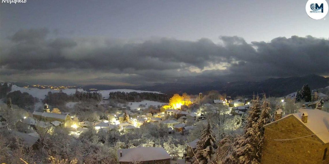 Πανέμορφη νυχτερινή λήψη στο χιονισμένο Νυμφαίο Φλώρινας