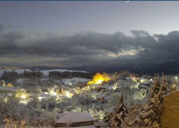 Πανέμορφη νυχτερινή λήψη στο χιονισμένο Νυμφαίο Φλώρινας